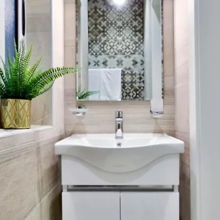 Ursula Self Catering And 1-br In By Tritoni Apartment *