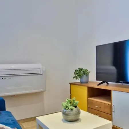 Διαμέρισμα Ursula Self Catering And 1-br In By Tritoni