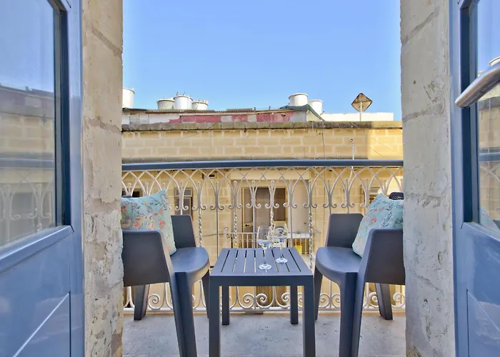 Διαμέρισμα Ursula Self Catering And 1-br In By Tritoni