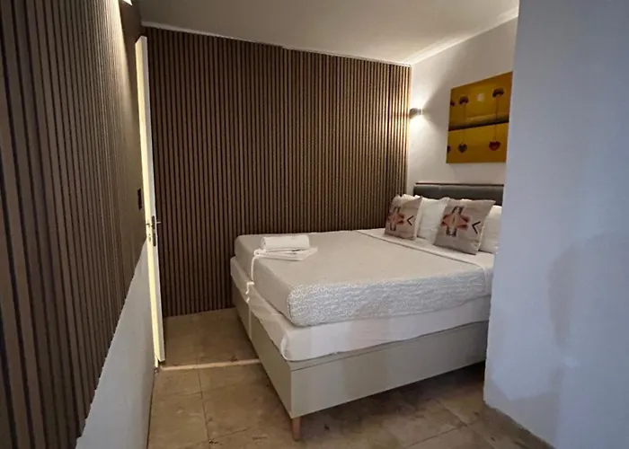 Διαμέρισμα Ursula Self Catering And 1-br In By Tritoni *